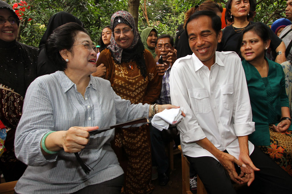 Ketua Umum PDI Perjuangan Megawati Soekarnoputri (kiri) berbincang dengan Gubernur DKI Jakarta Joko Widodo (kedua kanan) dan istri Iriana (kanan). -- Antara/M Agung Rajasa