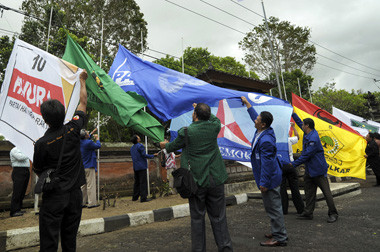 Jelang Nyepi, Alat Peraga Kampanye di Denpasar Mulai Diturunkan  