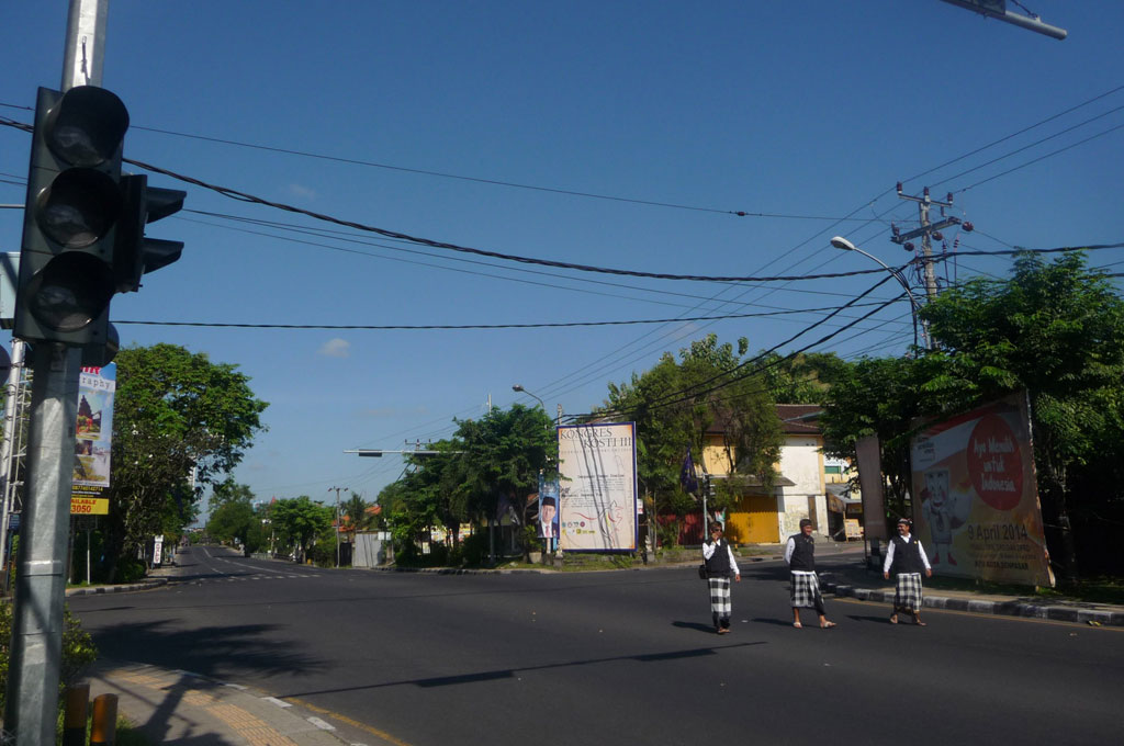 Lampu lalu lintas pun tidak menyala saat Nyepi di Bali, Senin (31/3/2014). -- Antara/M Irfan Ilmie