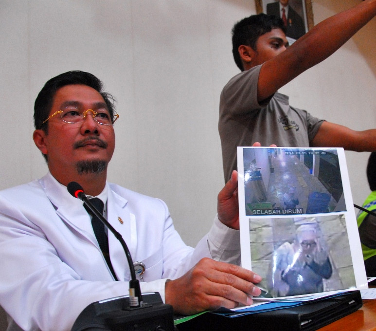 : Direktur Utama RSHS Bandung Bayu Wahyudi (kiri), memerlihatkan foto tersangka penculik bayi pasangan Toni Manurung dan Lasmaria Oru. ANTARA FOTO/Agus Bebeng