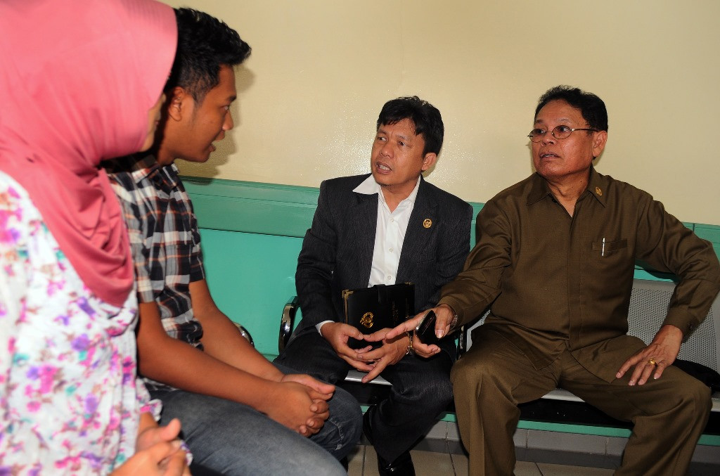 Komisioner Komisi Kepolisian Nasional, Logan Siagian (kanan) dan Edi Saputra Hasibuan (kedua kanan) di ruang operasi Rumah Sakit Hasan Sadikin. ANTARA/NOVRIAN ARBI (STR) 