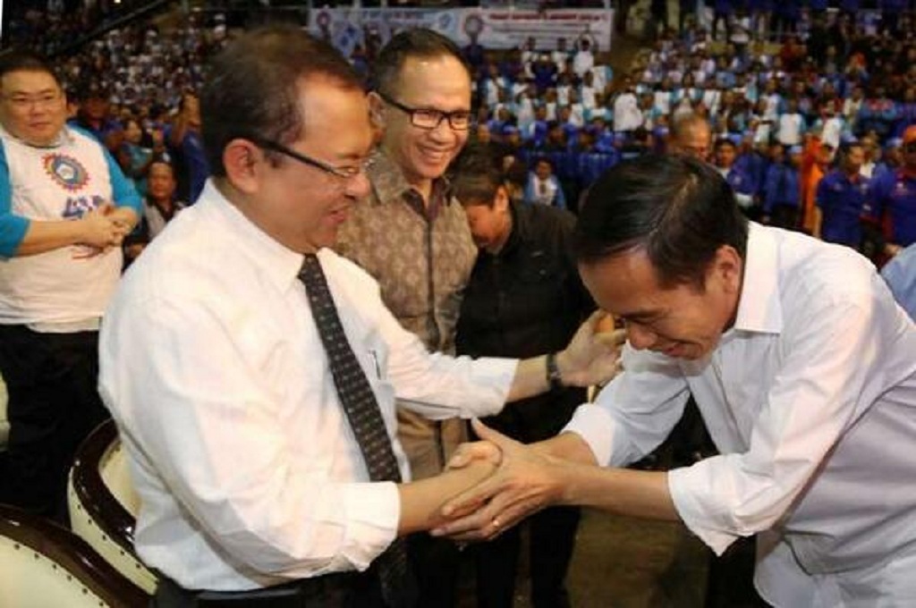 Foto Jokowi menjabat tangan Priyo Budi Santoso sambil membungkuk dalam sebuah acara - Twitter