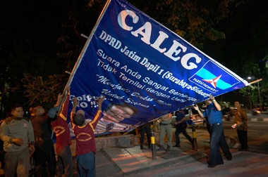 Atribut Caleg masih Betebaran di Surabaya