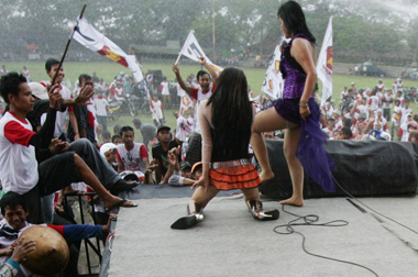 Caleg: Lebih Mudah Tawarkan Dangdut ketimbang Visi Misi