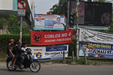 Ratusan Atribut Parpol Dicopot Panwaslu Jaksel