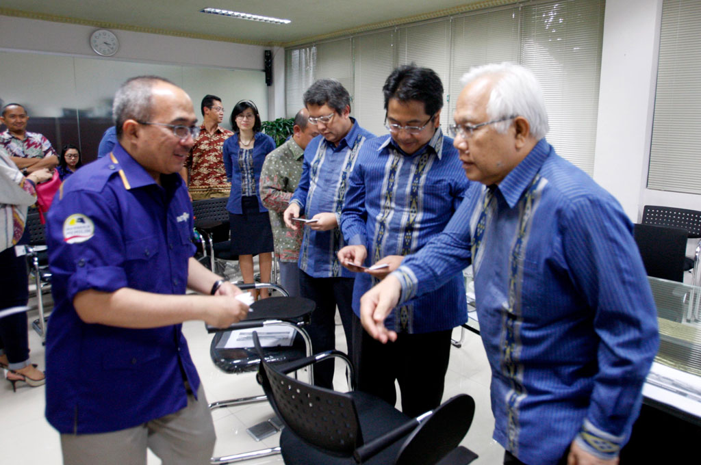 Direktur Pemberitaan Metro TV Suryopratomo (kiri) menyambut Direktur Eksekutif Indonesia Eximbank I Made Gde Erata (kanan) dan jajaran direksi, di Kantor Media Group, Kebon Jeruk, Jakarta, Jumat (7/3/2014).  -- MI/Dwi Adam