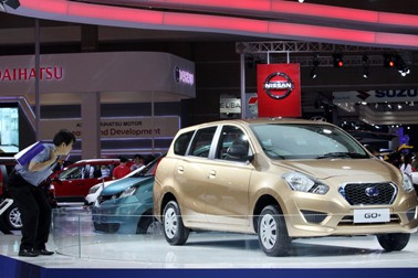 Menkeu Cari Jalan agar Mobil LCGC tidak Minum Premium