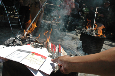 KPU Malang Bakar Puluhan Ribu Surat Suara Rusak 