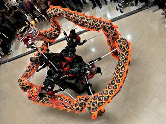 Semangati Warga agar Mencoblos, TPS Hadirkan Barongsai 