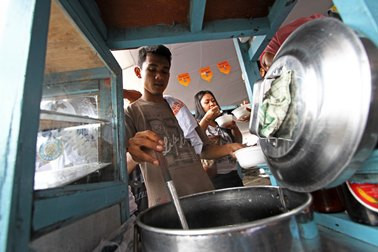 TPS di Depok Sediakan Semangkuk Bakso untuk Pemilih