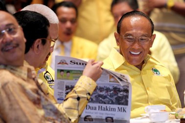 Ical Nonton Bareng Penghitungan Cepat di DPP Partai Golkar Slipi  