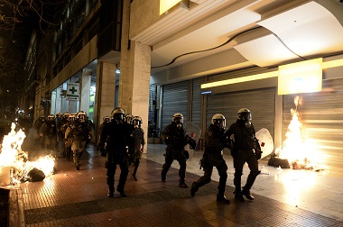 Sebuah Bom Meledak di Dekat Bank Yunani