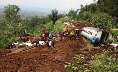 Buruknya Drainase Diduga Sebabkan Longsornya Jalur Kereta di Tasikmalaya