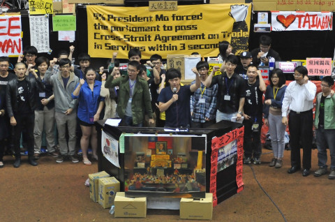Pendemo Sandera Gedung Parlemen Taiwan selama 24 Hari
