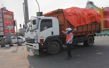 DKI Terima lagi Bantuan Truk Sampah dari Swasta