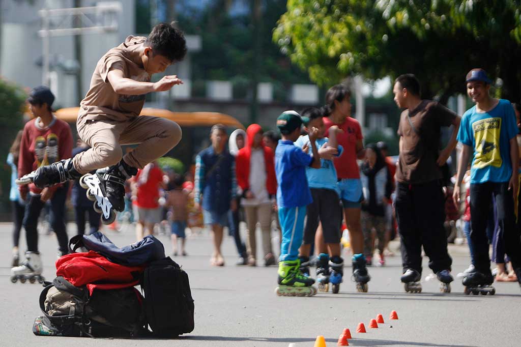 Atraksi Sepatu Roda di Bundaran HI