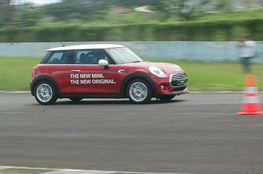 Menjajal All-New MINI Cooper S di Trek Sentul  