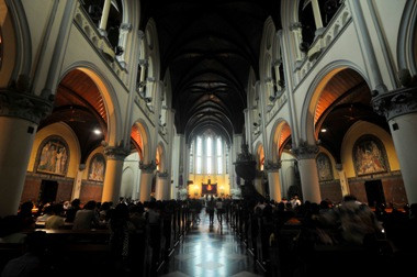 Umat Katolik Berbondong-bondong Menuju Katedral