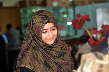 Jenguk Luthfi, Darin Bawakan Masakan Arab 