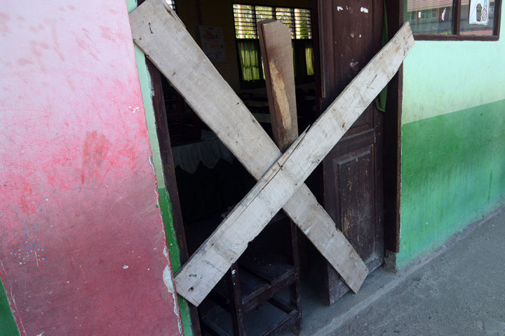 Dua SD Disegel, Kegiatan Belajar Mengajar Lumpuh 