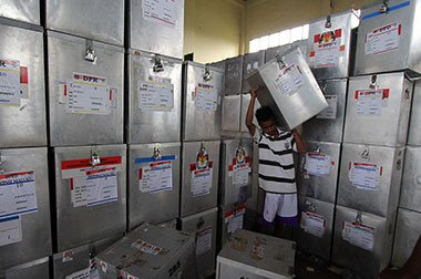 Saksi PDIP Dipukul dan Diusir Polisi dari KPUD Karo