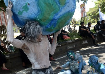 Hari Bumi, Mahasiswa Makassar Angkat 'Bola Dunia' 