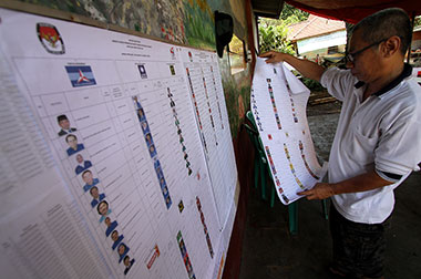 Rekapitulasi Penghitungan Suara di KPUD Kendari Ricuh