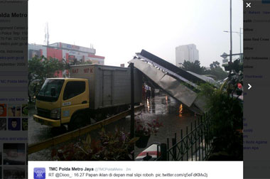 Baliho di Slipi Roboh Timpa Mobil