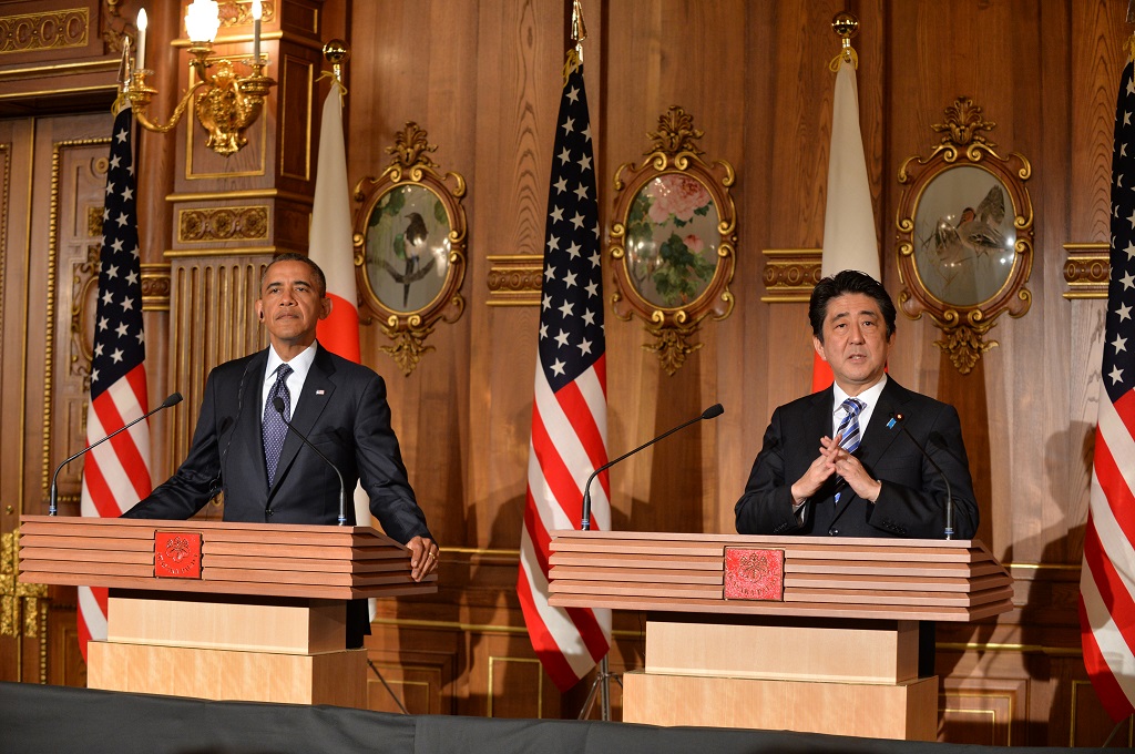 Presiden AS Barack Obama dan OM Jepang Shinzo Abe dalam konferensi pers di Tokyo -- KAZUHIRO NOGI / AFP