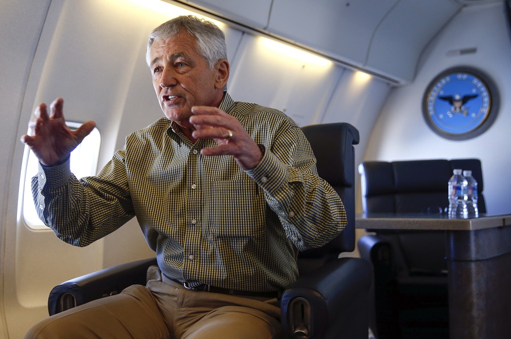 Menhan AS Chuck Hagel berbicara dalam sebuah pesawat dalam perjalanan menuju Meksiko -- SHANNON STAPLETON / POOL / AFP