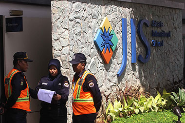 Polisi Didesak Tahan Kepala Sekolah JIS