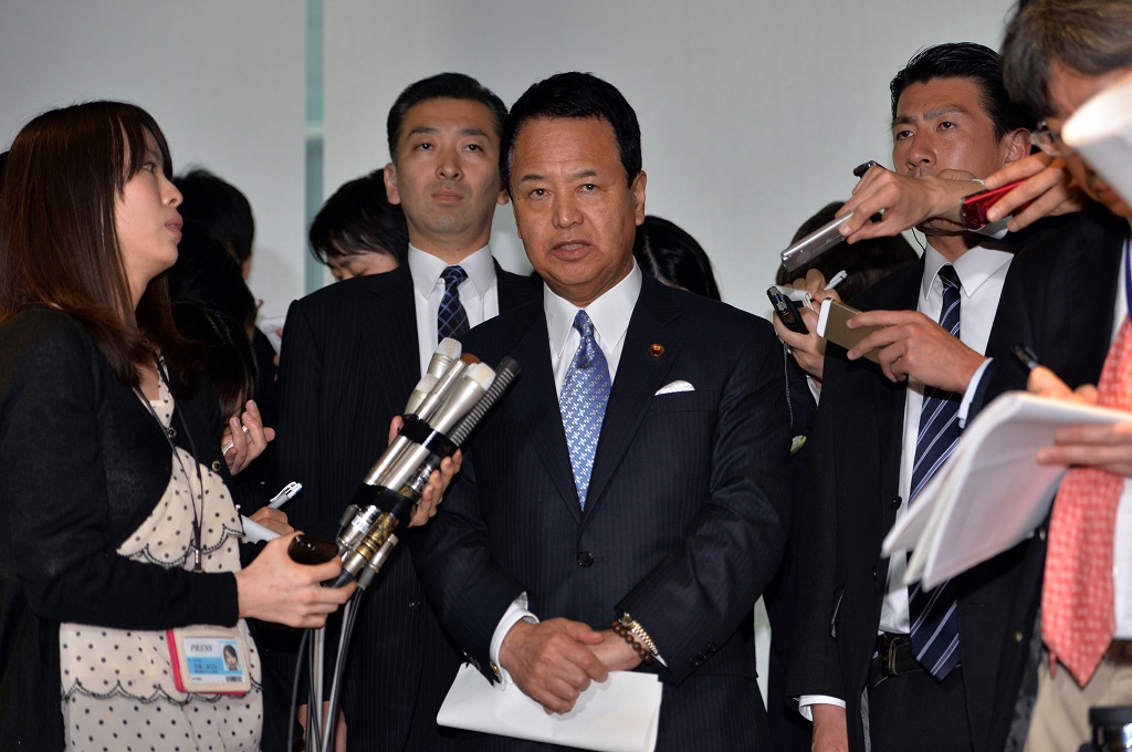 Menteri Ekonomi Akira Amari berbicara di depan awak media usai berunding dengan perwakilan AS di Tokyo, Jepang -- YOSHIKAZU TSUNO / AFP