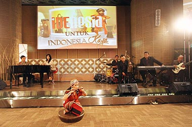 Mengenal Kehidupan Orang Dayak Melalui Tarian `Hutan Pasir Sunyi`