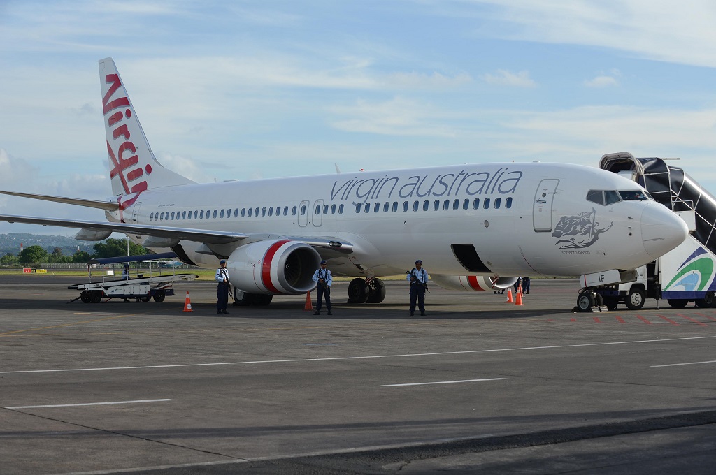 Pesawat maskapai Virgin Australia yang sempat dikira dibajak ada di Bandara Ngurah Rai, Bali, Indonesia -- SONNY TUMBELAKA / AFP