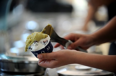 Mobil Hantam Kerumunan Pembeli Es Krim, Satu Perempuan Tewas