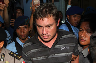 Matt Christoper Minum Obat Sakit Kepala dengan Minuman Soda