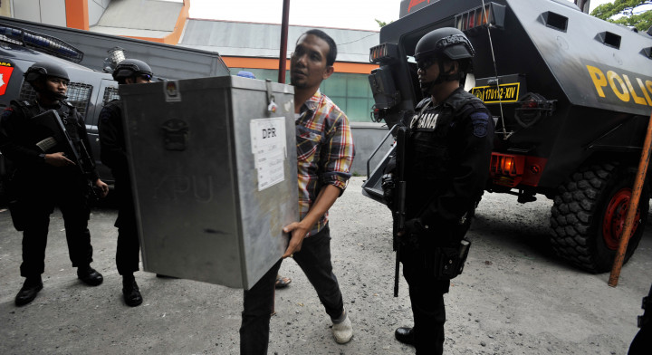 Ricuh, Penghitungan Suara Ulang di Maluku Diundur