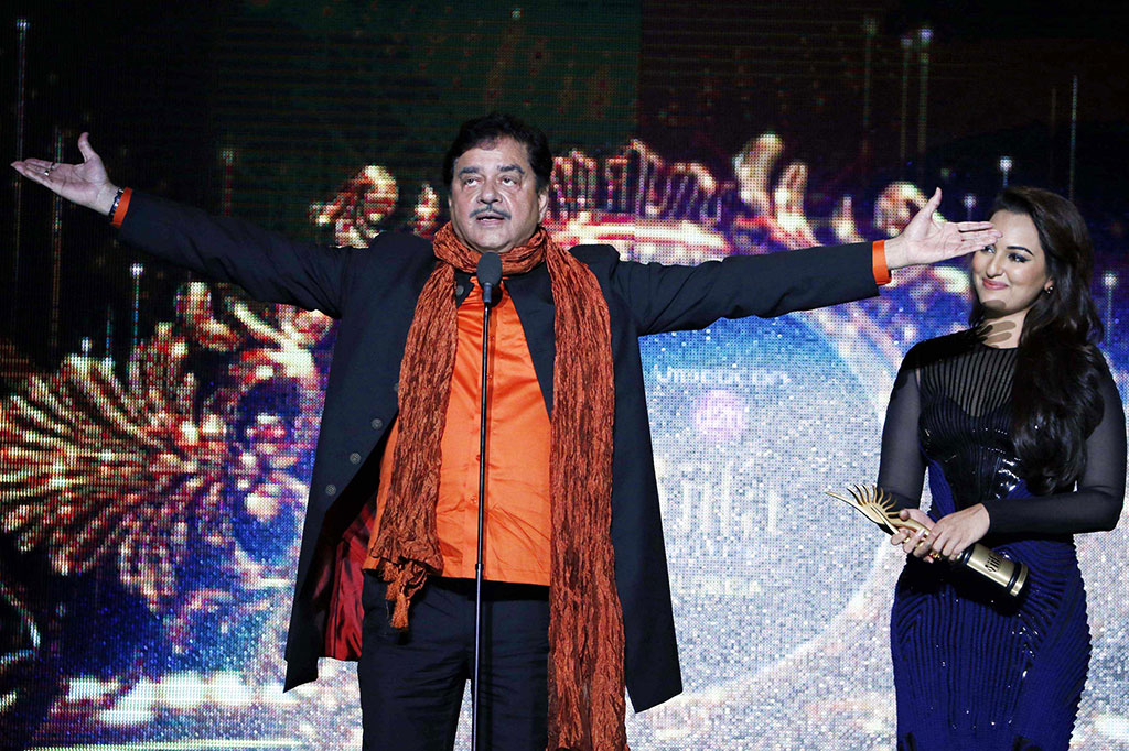 Shatrughan Sinha Terima Lifetime Achievement Award