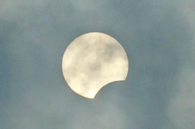 Wah! Ada Gerhana Matahari Siang Ini