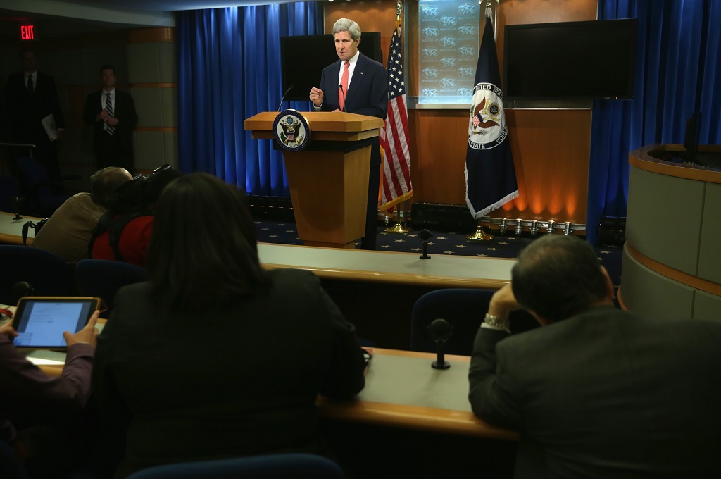 Menteri Luar Negeri Amerika Serikat John Kerry berbicara di hadapan awak media AS -- ALEX WONG / GETTY IMAGES NORTH AMERICA / AFP