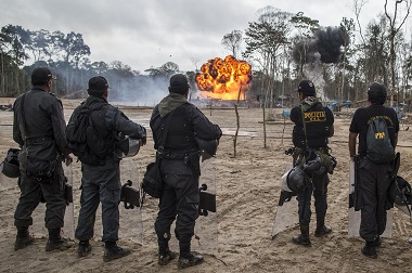 Ribuan Polisi Peru Hancurkan Peralatan Tambang Ilegal