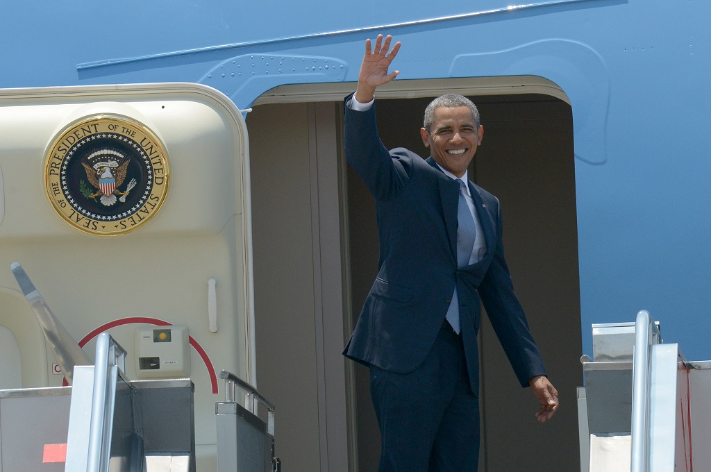 Presiden AS Barack Obama melambaikan tangan sebelum bertolak pulang di Bandara Internasional Ninoy Aquino, Manila, Filipina -- JAY DIRECTO / AFP