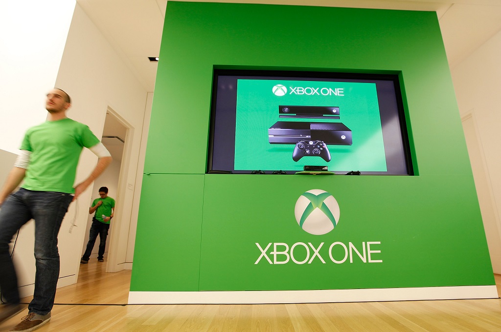 Salah satu toko memasang logo Xbox One di malam peluncurannya di Amerika Serikat -- Jason Bahr / GETTY IMAGES NORTH AMERICA / AFP