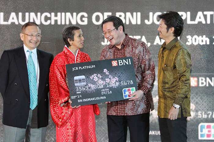 Wakil Direktur Utama BNI Felia Salim (kedua kiri) saat peluncuran kartu kredit BNI JCB Platinum/Antara/Ganang