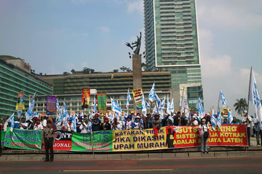 Ragam Isi Atribut Buruh pada May Day 2014