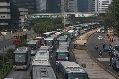 Ratusan Bus Buruh Penuhi Jalan Sudirman-Thamrin 