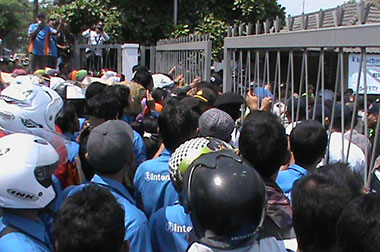 Ribuan Buruh Sidoarjo Bergerak ke Grahadi Surabaya