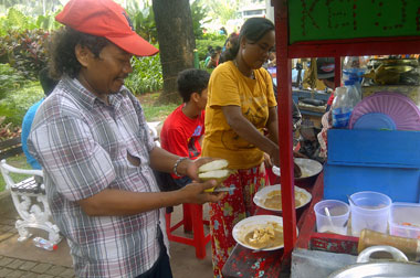 Semarakkan May Day, Yusuf Raup Untung hingga 500%