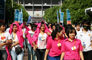 Buruh Kibarkan Merah Putih Sepanjang 100 Meter di GBK