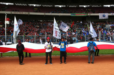 Bendera Merah Putih Raksasa Dibentangkan di GBK